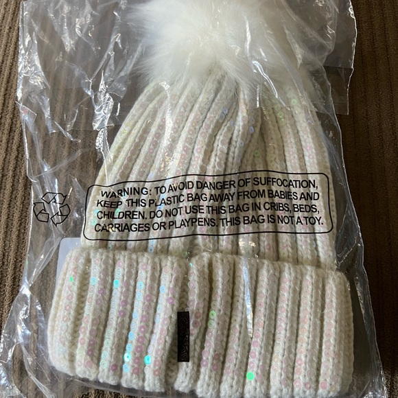 COPY l- Isaac Mizrahi Live hat with sequins and faux fur pom pom newinpackaging - Picture 2 of 2